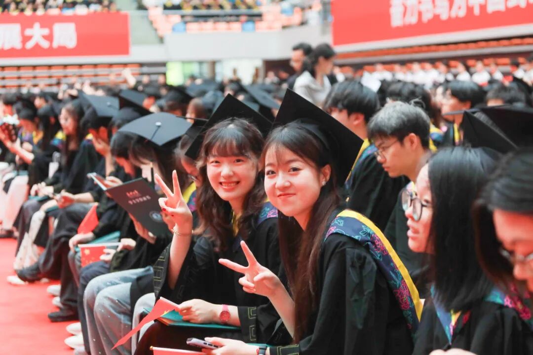 希望同学们始终践行“方正为人 勤慎治