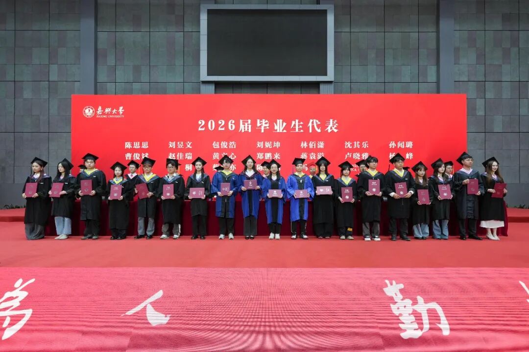 随后校旗缓缓入场