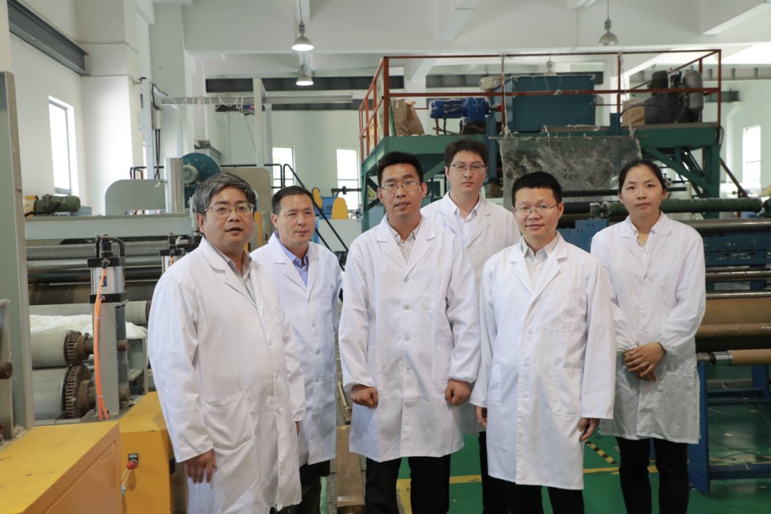 易洪雷一直在高校从事与纺织相关的教学