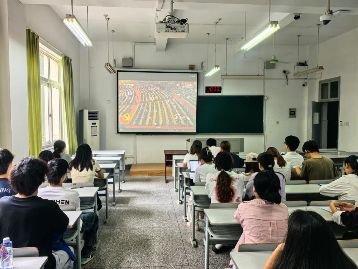 中央军委主席习近平向“七一勋章”获得